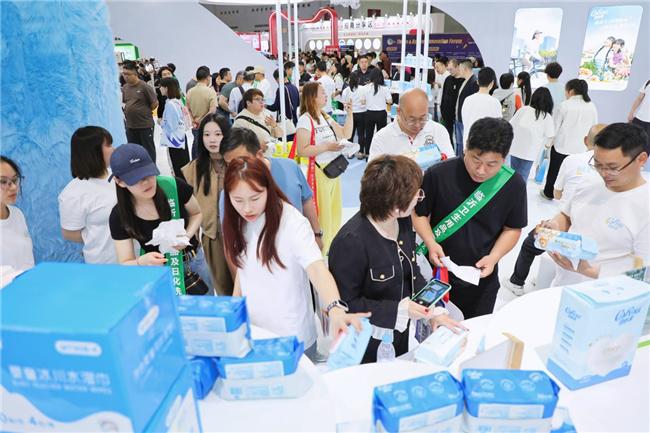 界」亮相武汉生活用纸国际科技展览会PG麻将胡了试玩平台可心柔「柔软世(图2)